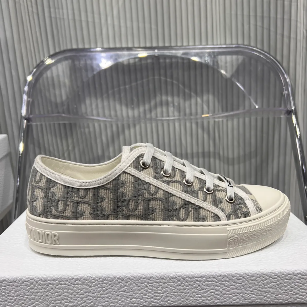 Factory direct sales 240👟👟 Women's shoes Women's clothing (top purchasing quality➕full package) Dior Dior classic casual shoes small cloth shoes with the latest color embroidery and color-blocking embroidery, super layered. Every detail is one to one. The tongue and shoelaces are embellished with "Christian Dior logo, soles and Mr. Dior's favorite lucky star. Original molded outsole🌟Original cover style high-end customization! Material: All upper materials are original and customized, 3D electric embroidered three-dimensional cloth surface, inner sheepskin and cowhide feet, footrests are one-piece latex molding, top T factory direct sales U original outsole, size: 35–42 customized 41 42